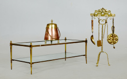 552.  Mesa de centro de estilo Luis XVI de bronce dorado y tapa de cristal. S. XX..