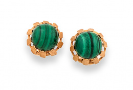 68.  Pendientes flor con botón de malaquita y marco de pétalos en oro mate de 18K.