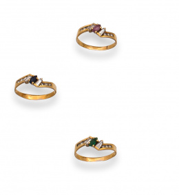 125.  Conjunto de tres anillos con rubí,zafiro y esmeralda navette .