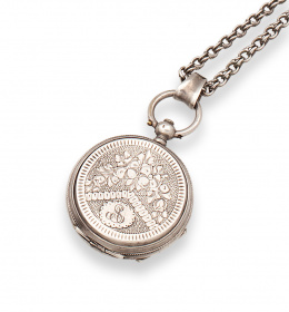 723.  Reloj saboneta de bolsillo en plata ffs.s.XIX con llave y cadena larga.