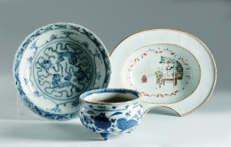 387.  Cuenco en porcelana esmaltada de azul de cobalto con peonías, hojas y leones.Trabajo chino, dinastía Qing, S. XIX.