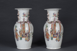 1170.  Pareja de jarrones de porcelana esmaltada.China, Dinastia Qing S. XIX