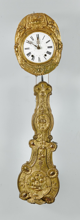 1087.  Reloj de pared tipo Morez, marco de la esfera y péndulo en metal dorado y troquelado.Francia, segunda mitad S. XIX