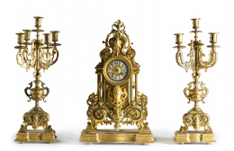 1311.  Guarnición de chimenea de bronce dorado de estilo Luis XV.Francia, ffs. del S. XIX - pp. del S. XX.