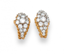 149.  Pendientes de brillantes en banda arqueada enmarcada en cordoncillo de oro amarillo.