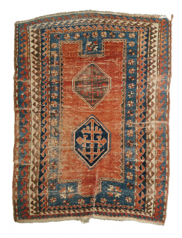 403.  Alfombra antigua con campo en rojo y azul, cáucaso..
