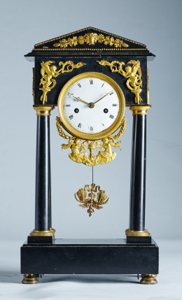 1139.  Reloj de pórtico de madera ebonizada y metal aplicado y dorado, esfera esmaltada con numeración romana.Trabajo francés, S. XIX.