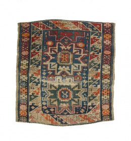 404.  Alfombra antigua en lana con motivos geométricos, Cáucaso..