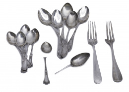 578.  Juego de once cucharas diferentes y dos tenedores de plata con faltas y algunas rotas.