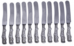 572.  Once cuchillos de merienda decorados con hojas de pámpanos.