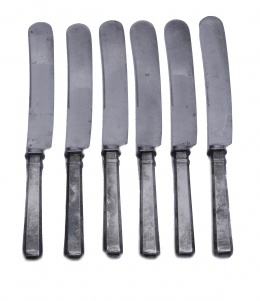 573.  Seis cuchillos de plata punzonada.Rovira, Barcelona, S. XIX..