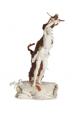 1031.  “San Sebastián”.Escultura en marfil tallado, policromado de rojo y coral aplicado.Escuela italiana, S. XVII.