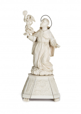 890.  Santo con Ángel portando una Custodia. Escultura en marfil talladoTrabajo italiano, S. XVII.