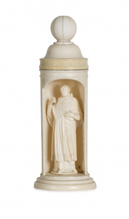 891.  Urna en marfil con santo.S. XVIII - XIX