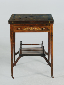 1049.  Mesa de juego eduardina en madera de palosanto con marquetería de maderas frutales.Inglaterra, h. 1900..
