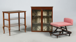 1224.  Vitrina en madera de caoba y cristal.S. XX..