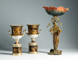 1215.  Centro art-nouveau con una dama sustentando una flor, España h. 1900.