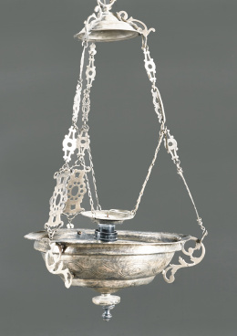 837.  Lámpara votiva de plata en su color con decoración grabada geométrica, tornapuntas en ese y cadena calada de eslabones.Trabajo español, S. XVII - XVIII