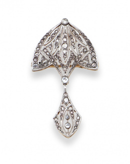 33.  Broche de pp. s. XX con diamantes y brillantes de talla antigua en diseño calado de finas líneas. 