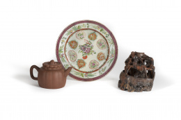 1074.  Plato de porcelana de compañía de Indias con esmaltes de la “familia Rosa”.Posiblemente para el mercado hindú, ffs del S. XVIII