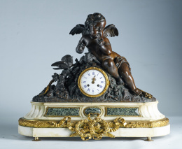 871.  Daureville & Chameroy á Paris.Reloj de sobremesa de bronce pavonada, sobre base de mármol blanco, verde y bronce dorado. Francia, segunda mitad del S. XIX.