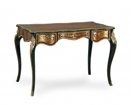 1015.  “Bureau plat” Napoleón III con decoración estilo Boulle, en madera ebonizada y marquetería metálica.Francia, ff. del S. XIX.