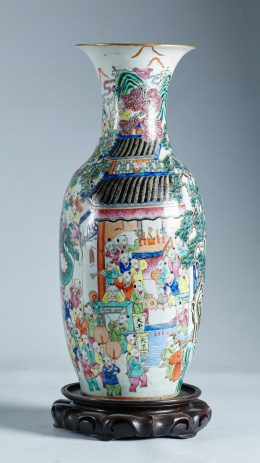 1157.  Jarrón de porcelana esmaltada, de profusa decoración.Trabajo cantonés, S. XIX
