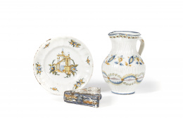 1005.  Jarro de bola y asa de cinta de decoración policroma con flores y cenefa de hojas.Talavera, h. 1830..