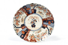 1176.  Plato imari de borde lobulado de porcelana esmaltada con reservas.Japón,S . XIX -XX. 