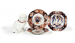443.  Pareja de platos lobulados de porcelana esmaltada de estilo Imari, con decoración de un cesto de flores y cenefa con decoración de flores en reservas.Japón, S. XIX