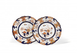 440.  Pareja de platos en loza dura de Sharpus & Co. decorados con flores en el asiento y una mariposa, de estilo oriental.Inglaterra, mediados del S. XIX.