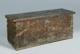 487.  Arca en madera de nogal.Trabajo español S. XVII - XVIII