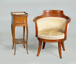 581.  Mesa de estilo Luis XV, de madera de nogal, y tapa de mármol blanco, S. XX.