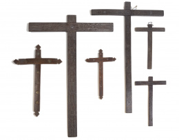 536.  Cruz de madera con incrustaciones metálicas.Trabajo castellano, S. XVIII - XIX.
