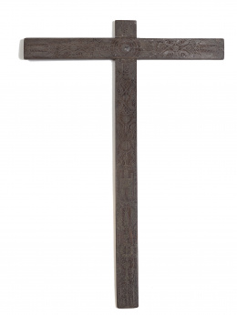 830.  Cruz conventual en madera de roble con decoración de taracea de temas que hacen referencia a la pasión.Trabajo castellano, S. XVIII - XIX