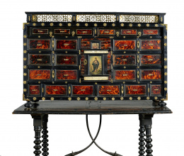 1160.  Papelera de carey, madera ebonizada y bronce dorado.Trabajo español de influencia italiana, segunda mitad del S. XVII..