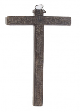 833.  Cruz de madera con incrustaciones metálicas.Trabajo castellano, S. XVIII - XIX..