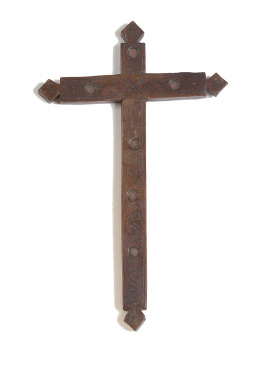 831.  Cruz relicario de madera con incrustaciones en metal.Trabajo castellano, S. XVIII - XIX