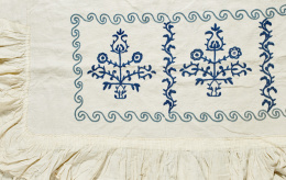726.  Tela de hilo bordado de azul con flores.Quizás trabajo salmantino,  S. XIX.