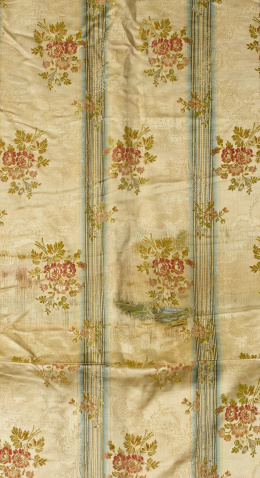 970.  Tela con decoración de flores bordadas en seda.S. XIX.