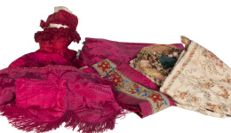 836.  Lote de telas compuesto por: cuatro fragmentos de damasco rojo, seis fragmentosde petit-point, cinco fragmentos de seda rosa con flores y dos fragmentos mecánicos. 
