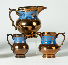 516.  Tres jarros, dos pequeñas y una más grande con cenefa azul y flores.Bristol, S. XIX