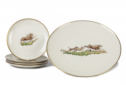 769.  Lote de cuatro platos y una fuente en porcelana esmlatada con escenas de caza.Con sello en la base "Thomas R. Germany"Alemania, S. XX