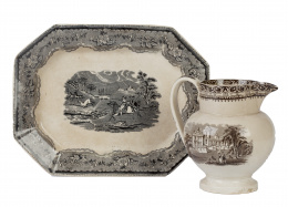648.  Lote formado por: Jarro de loza con decoración estampada en negro de paisaje imaginario, Inglaterra mediados del S. XIXY fuente ochavada con decoración estampada de negro con escena cinegética y flores.Cartagena, fábrica de la Amistad.