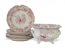 768.  Conjunto de platos y una sopera de loza estampada con decoración de una jarrón y flores.Inglaterra, S. XIX