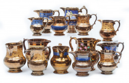774.  Lote de catorce jarras de cerámica en reflejo dorado, de varios tamaños. Bristol, S. XIX