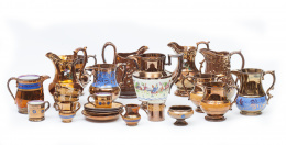 773.  Lote de trece jarras, siete tazas y cuatro platitos, de cerámica esmaltada en reflejo metálico, de diferentes tamaños. Bristol, S. XIX