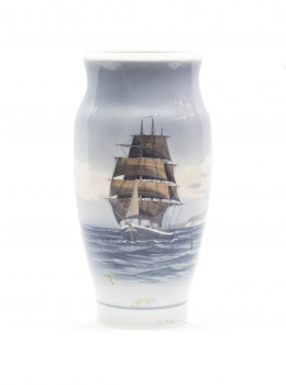 1424.  Jarrón de porcelana esmaltada , con un barco de vela.Royal Copenhagen, Dinamarca, h. 1960.