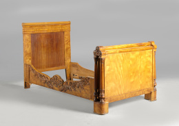 1222.  Cama de barco en madera de nogal.Francia, ff. S. XIX.