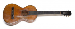 1035.  Guitarra de época romántica, S. XIX.